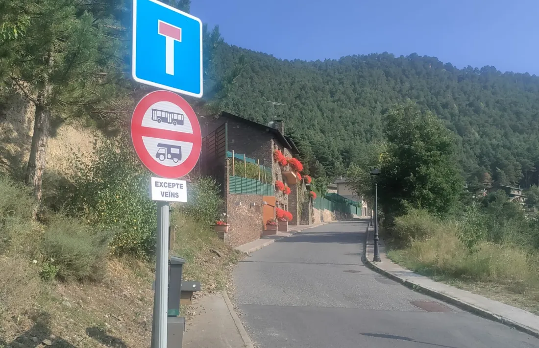 Senyalització a l’entrada del carrer del Bosc, a Juberri.
