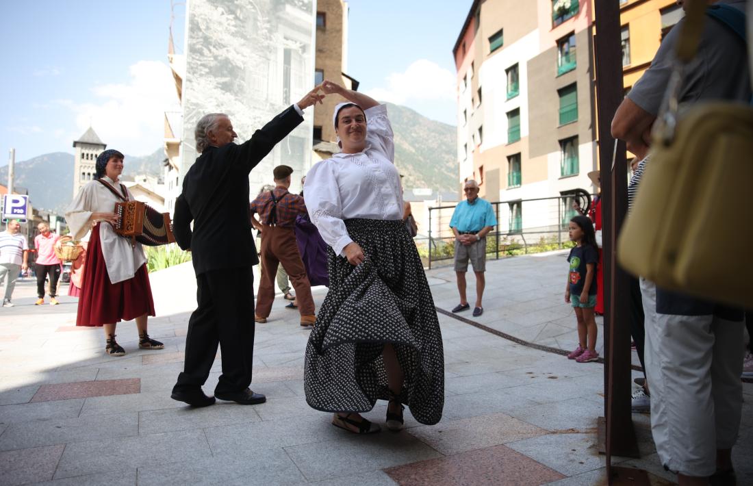 Representació breu del ball de Santa Anna, a la mateixa plaça Santa Anna.