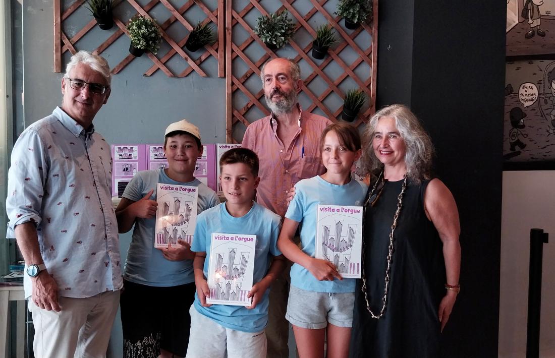     Ribas i els editors, amb tres dels joveníssims il·lustradors.