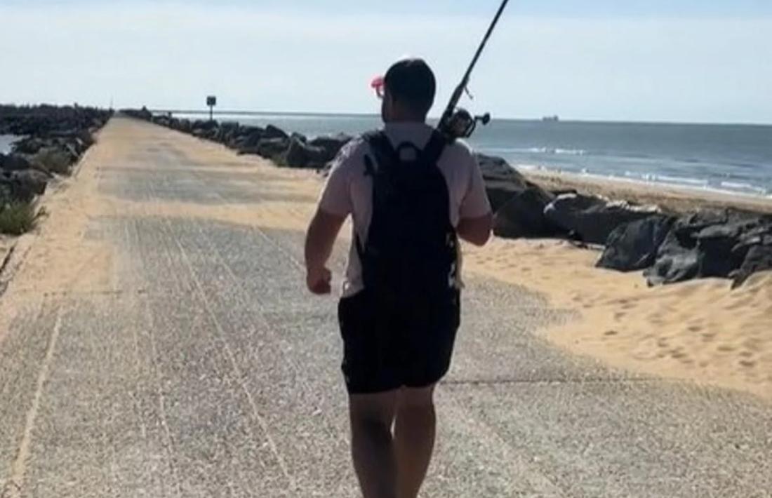  Un pescador anant a la platja.