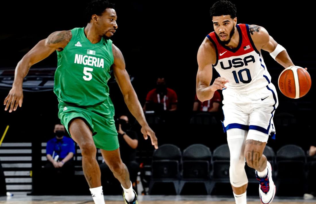 Stan Okoye, amb Nigèria, defensant el nord-americà, Jayson Tatum.