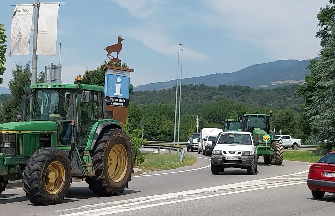 Mitja dotzena de tractors i una desena de vehicles protagonitzaven la protesta.