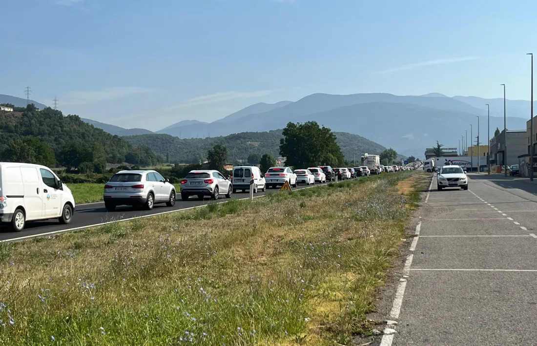 Abans de la tractorada, una altra cua, aquesta per treballs a la via.