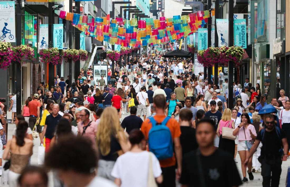 L’eix comercial ple de turistes ahir.