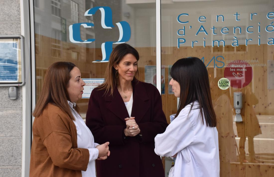 La secretària d'Estat de Salut, Cristina Pérez; la llevadora referent del SAAS, Noemí Morell i la infermera d'Atenció Primària i referent de Consulta Jove del SAAS Maria Crespo.