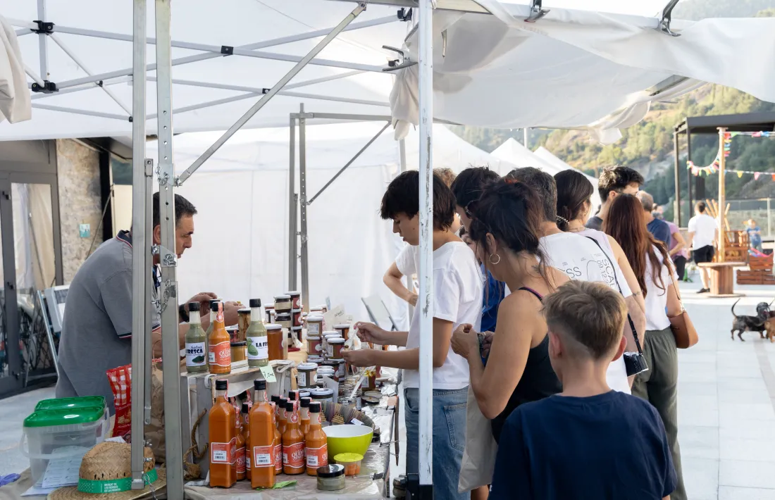 El Josep Maria de Cal Senzill donant un tastet dels seus productes.