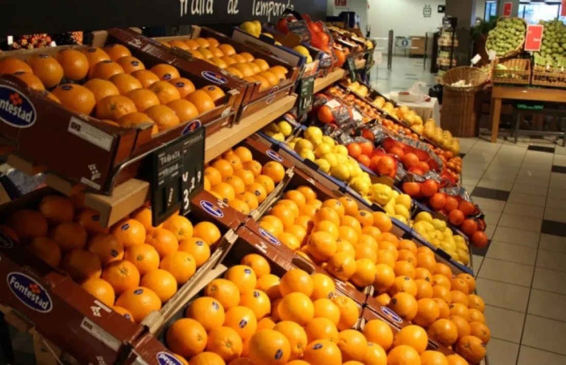 Fruites i verdures en un supermercat.