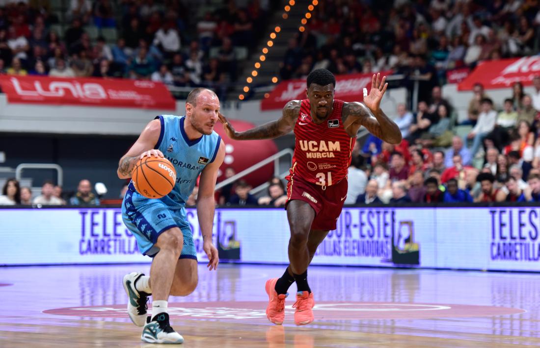 Rafa Luz, defensat per Dylan Ennis.