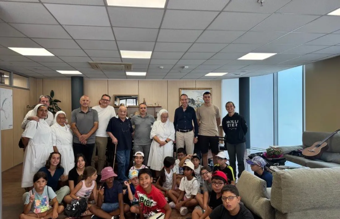 Els infants de la Llar Sant Josep de la Muntanya amb els cònsols de Canillo.