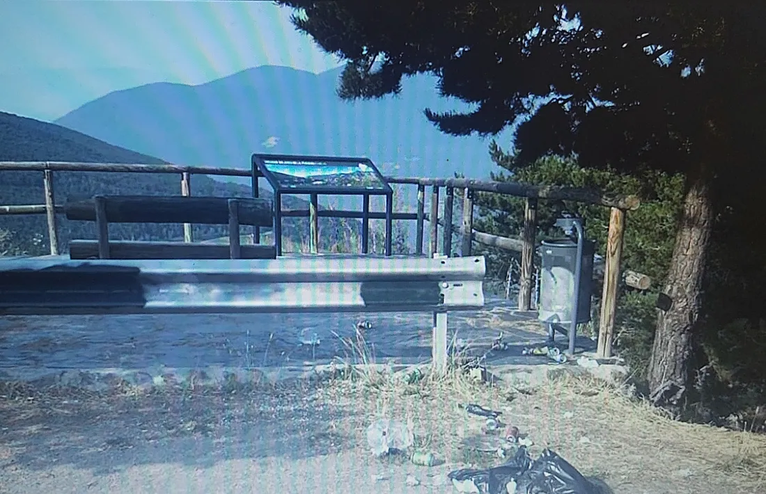 Algunes de les deixalles que s'han trobat al mirador de la Peguera.
