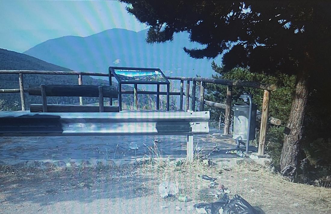 Algunes de les deixalles que s'han trobat al mirador de la Peguera.