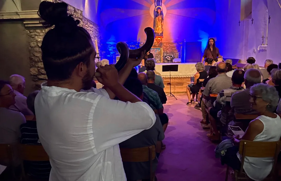 Jon Wasserman, encetant el concert a Vilanova de Banat. 