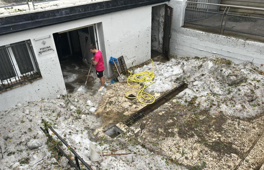  L’entrada a la piscina municipal, després de la calamarsada. 