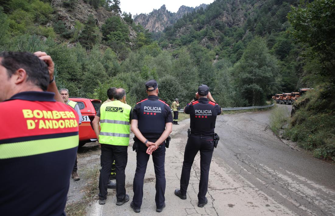 Efectius andorrans i catalans a la carretera d'Ós de Civís, avui.
