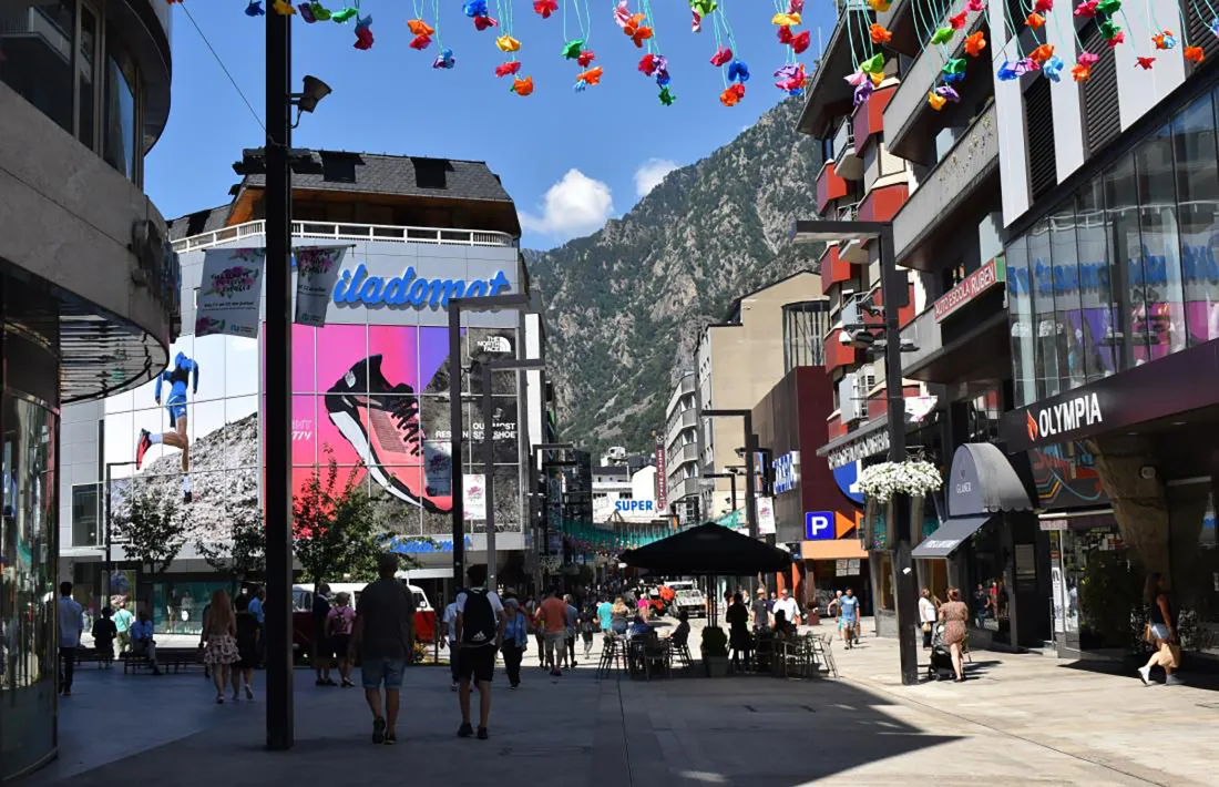 Turistes a l'eix comercial de la capital.