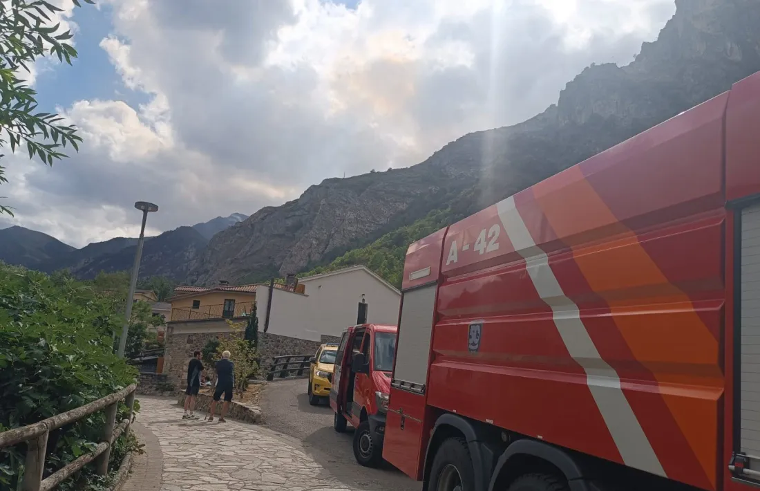 Els bombers andorrans actuant sobre terreny asturià en feines d'extinció dels focs