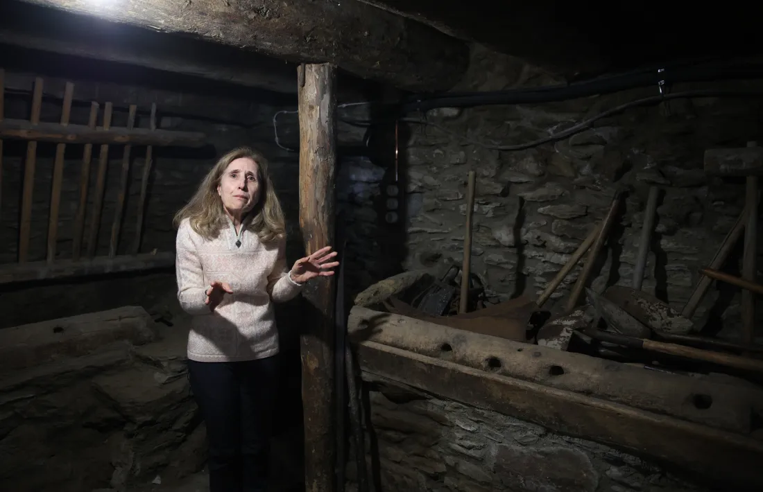     Gina Lenzi, la propietària de Cal Call, a l’antiga cort. 