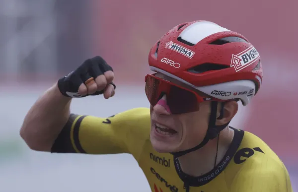 p. 23  Jonas Vingegaard foto lavuelta