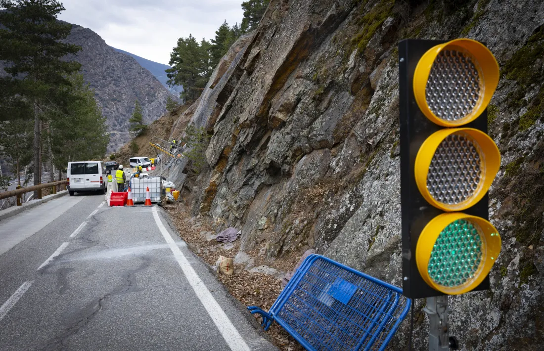 Treballs a la carretera de la Comella.