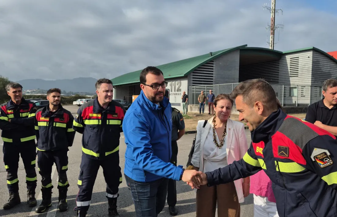 El president del Principat d'Astúries, Adrián Barbón, agraïnt la col·laboració dels bombers andorrans.