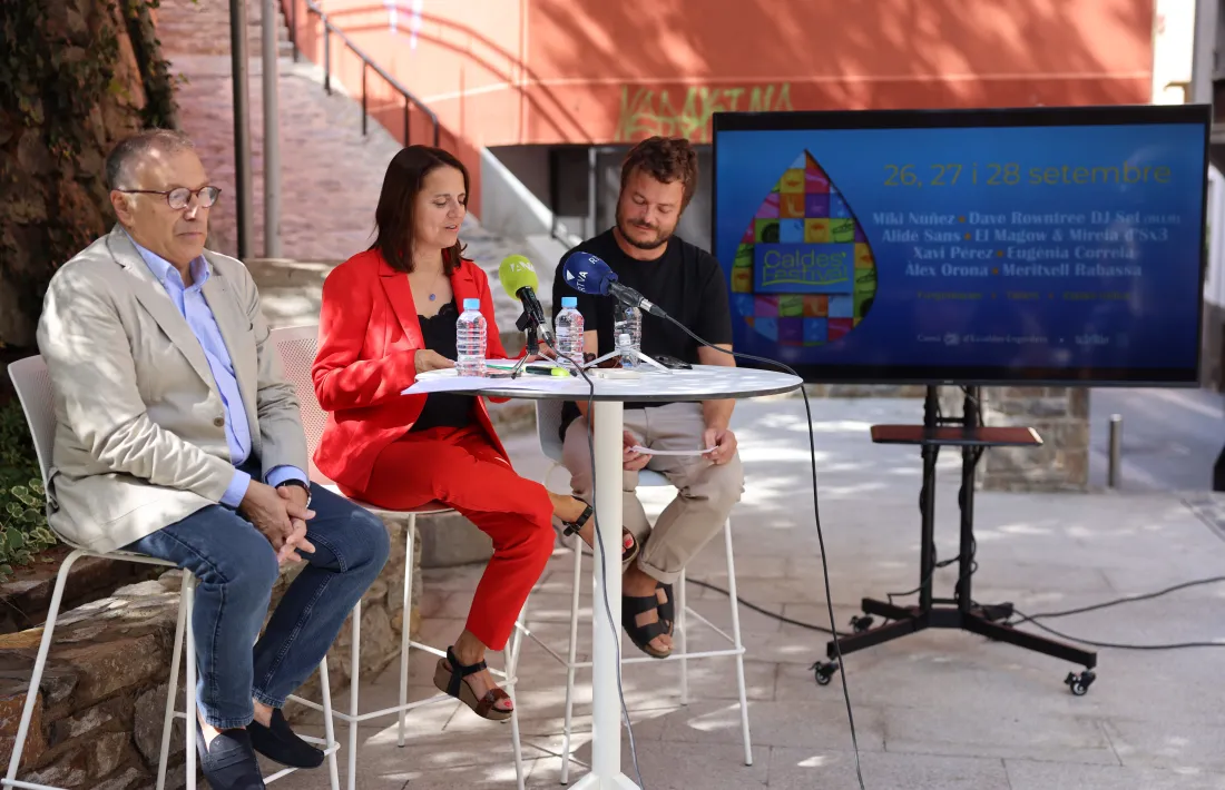 Closa, Gili i Muntaner a la presentació del cartell del Caldes Festival a la placeta de l’Obac.