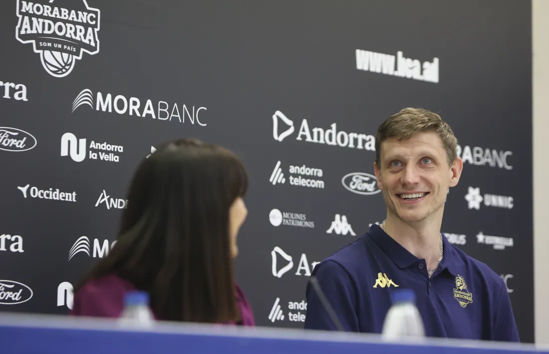 Artem Pustovyi va ser presentat ahir a la sala de premsa del Pavelló Toni Martí.