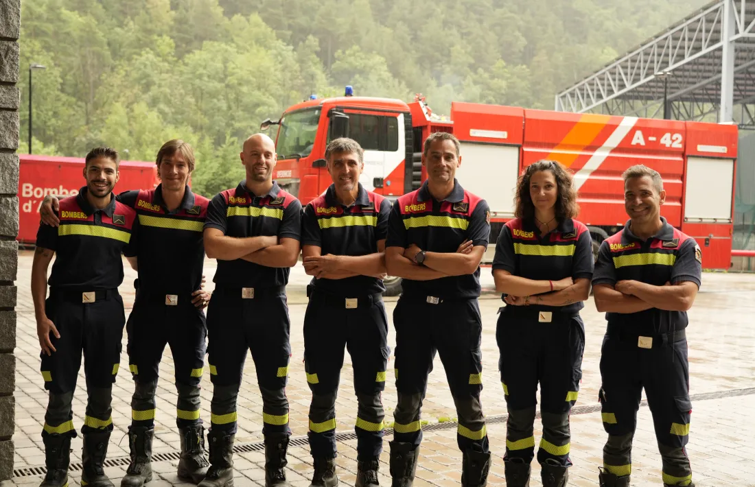 La dotació de bombers, ja al país, amb un dels camions que es van endur al darrere.