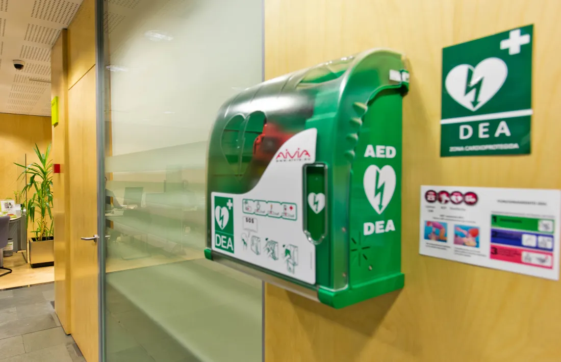 Crèdit Andorrà instal·la desfibril·ladors a la seva xarxa d'oficines