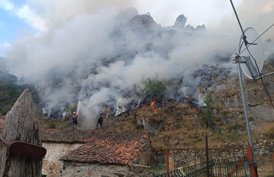 Els bombers d’Andorra en el segon dia de treball sobre el terreny a Astúries.