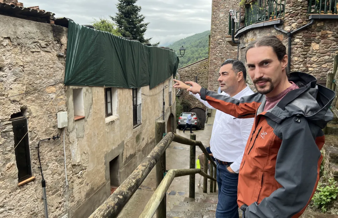 Bullich assenyala una de les teulades afectades. 
