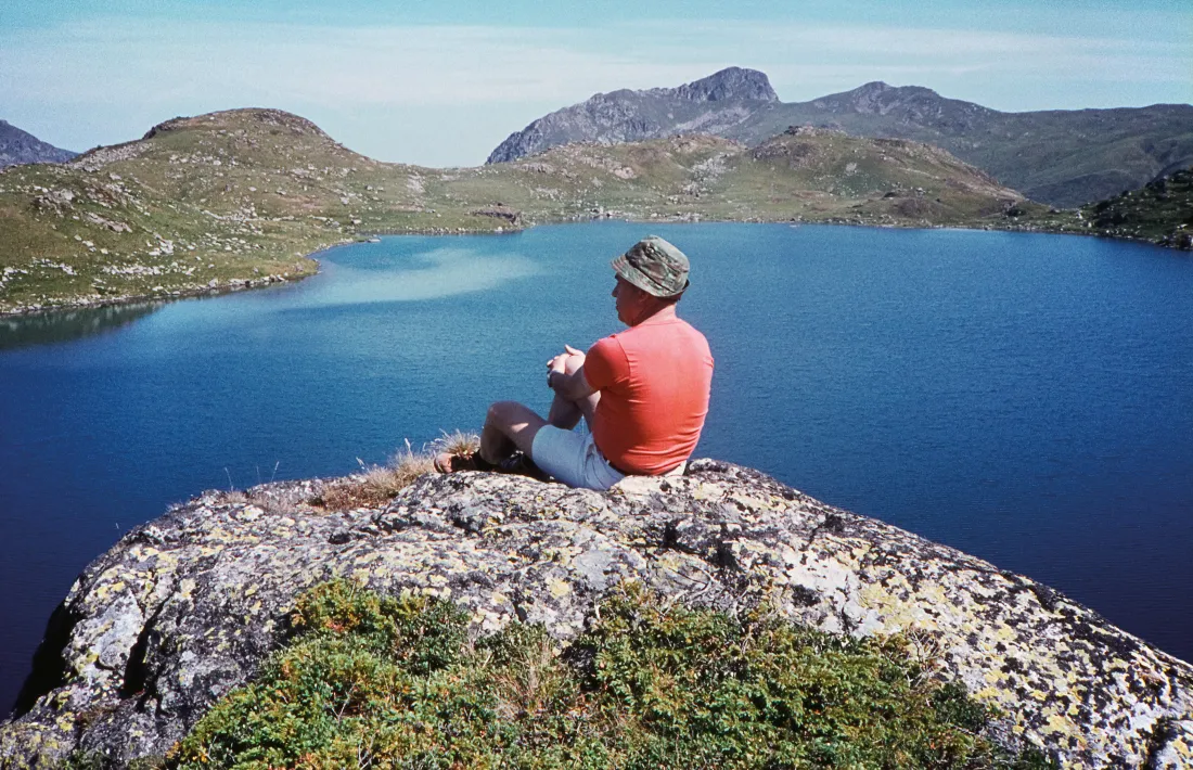       El fotògraf, a l’estany de Fontargent. Andorra també va ser escenari freqüent de les escapades fotogràfiques de Planella. 