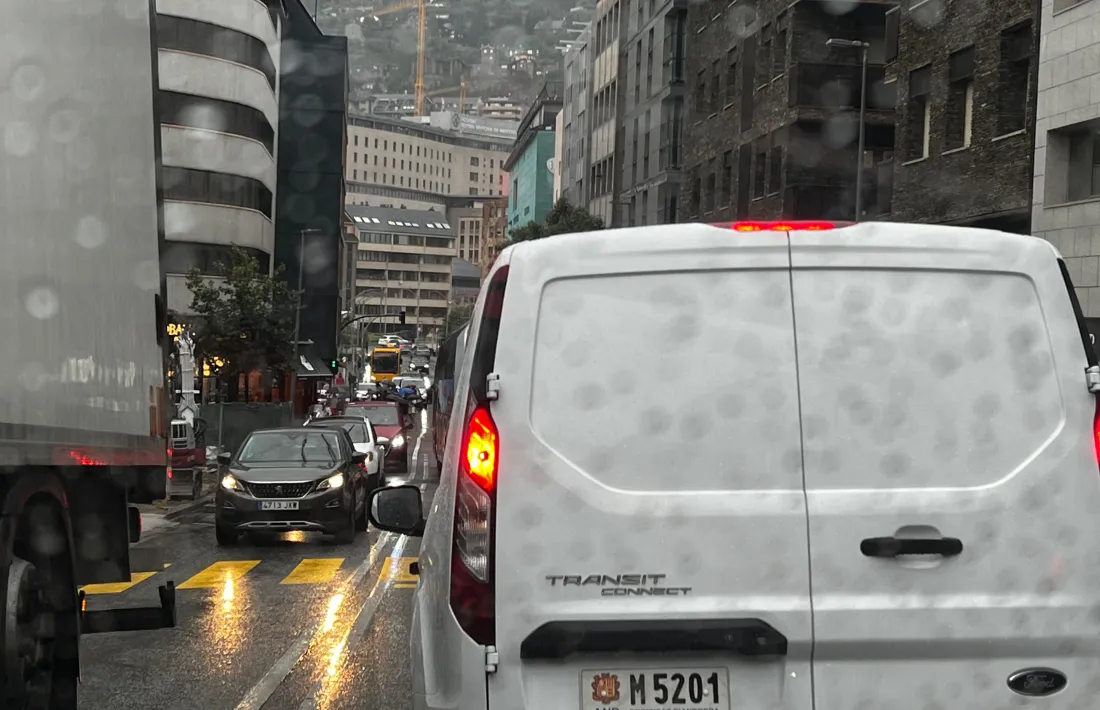 Algunes de les cues a Andorra la Vella durant la jornada d’avui.