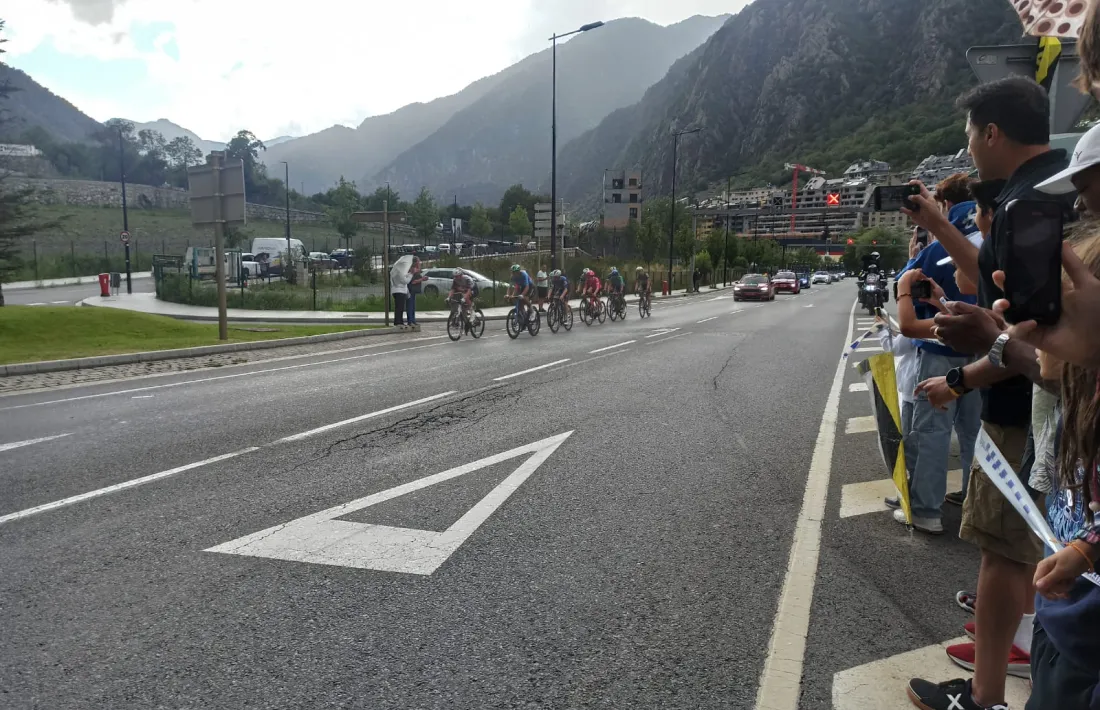 Els ciclistes escapats abans de començar a pujar a la Comella.