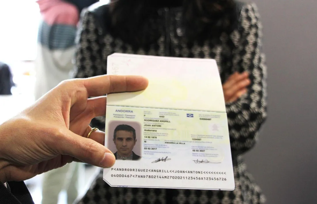 Una persona mostrant un passaport.