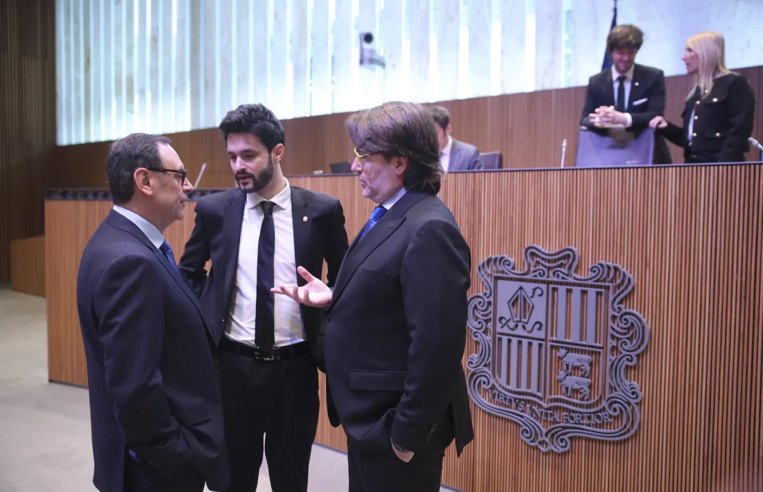 Escalé conversa amb Jordana i el president del grup de Ciutadans Compromesos, Carles Naudi.