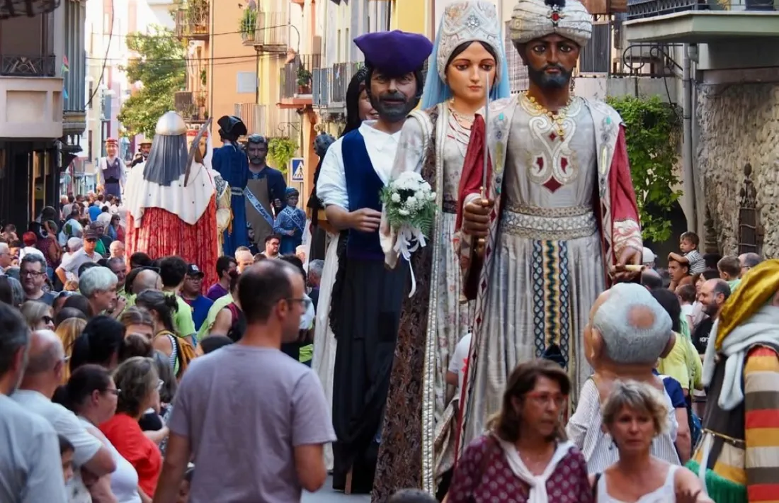    Els gegants, desfilant per la festa major que acaba d’abaixar el teló. 