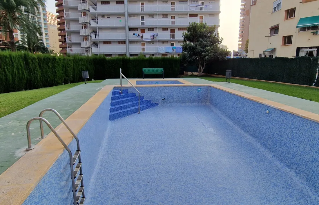 Edifici d’apartaments en una zona costanera.