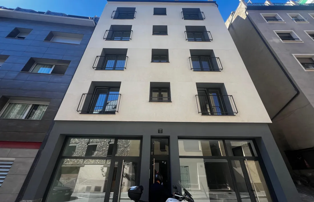 L'edifici d'habitatge públic del carrer Roureda de Sansa.