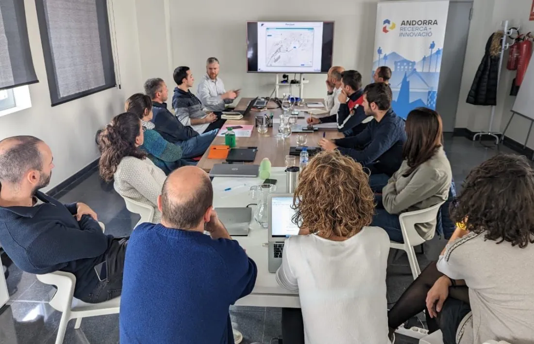 Una reunió entre experts de l'ARI, Protecció Civil i cossos especials que intervenen en emergències, al tomb de l'eina ARGOS.