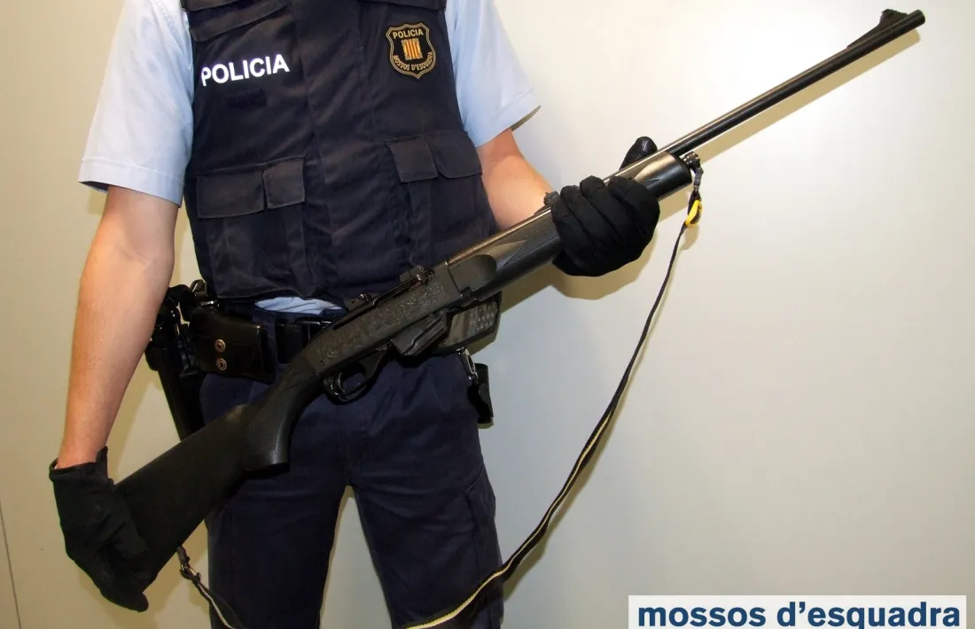 Detingut per amenaçar amb un rifle un camioner i conduir begut