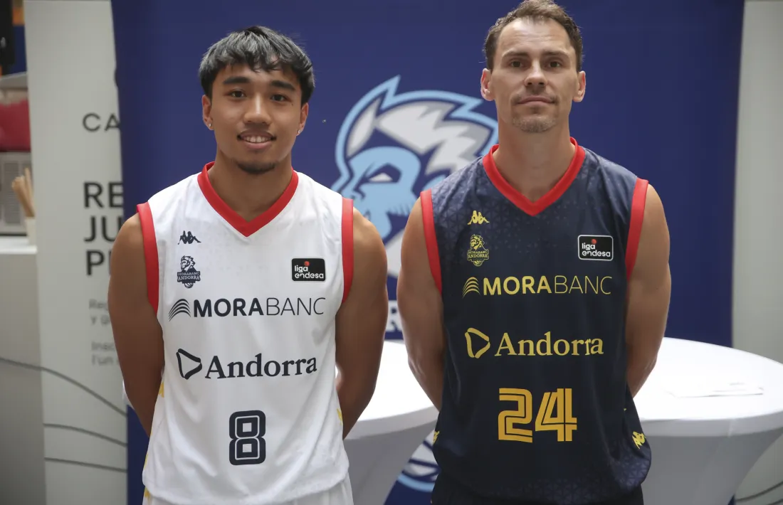 Aaron Ganal i Kyle Kuric van fer de models de la nova equipació.