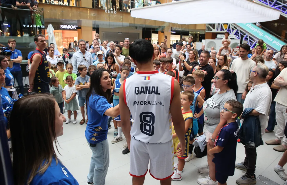 Aaron Ganal i Kyle Kuric van fer de models de la nova equipació.