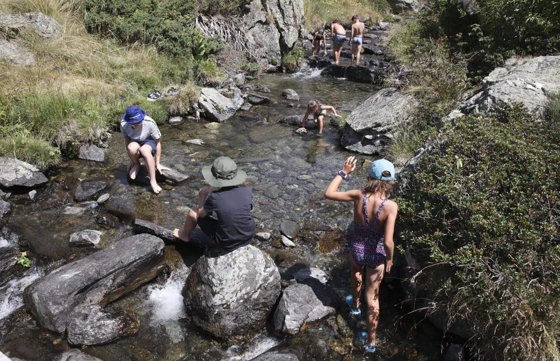Gent banyant-se al riu durant l'onada de calor.