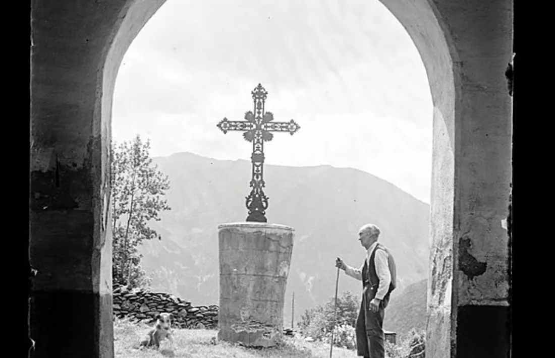 La creu original, datada cap al 1850, va sobreviure a l'incendi del 1972 però després es va trencar en vuit fragments.