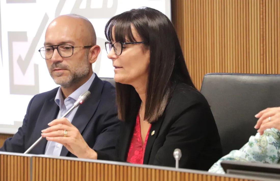 El director de Política Lingüística, Joan Sans, i la ministra Mònica Bonell, a la comissió legislativa de Cultura. 