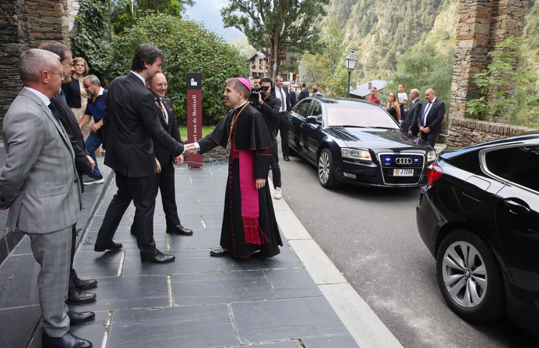 El síndic general, Carles Ensenyat, en el moment de rebre el bisbe d’Urgell i copríncep d’Andorra, Josep-Lluís Serrano.