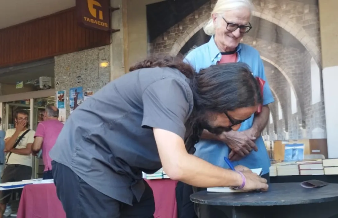 Txema Díaz-Torrent firma un exemplar de ‘Xarnego’, dissabte a Organyà.