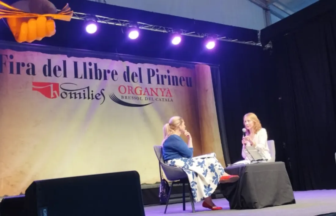 La periodista Noemí Rodríguez en la presentació de ‘Yuriko’, poemari de Mercè Aznar.
