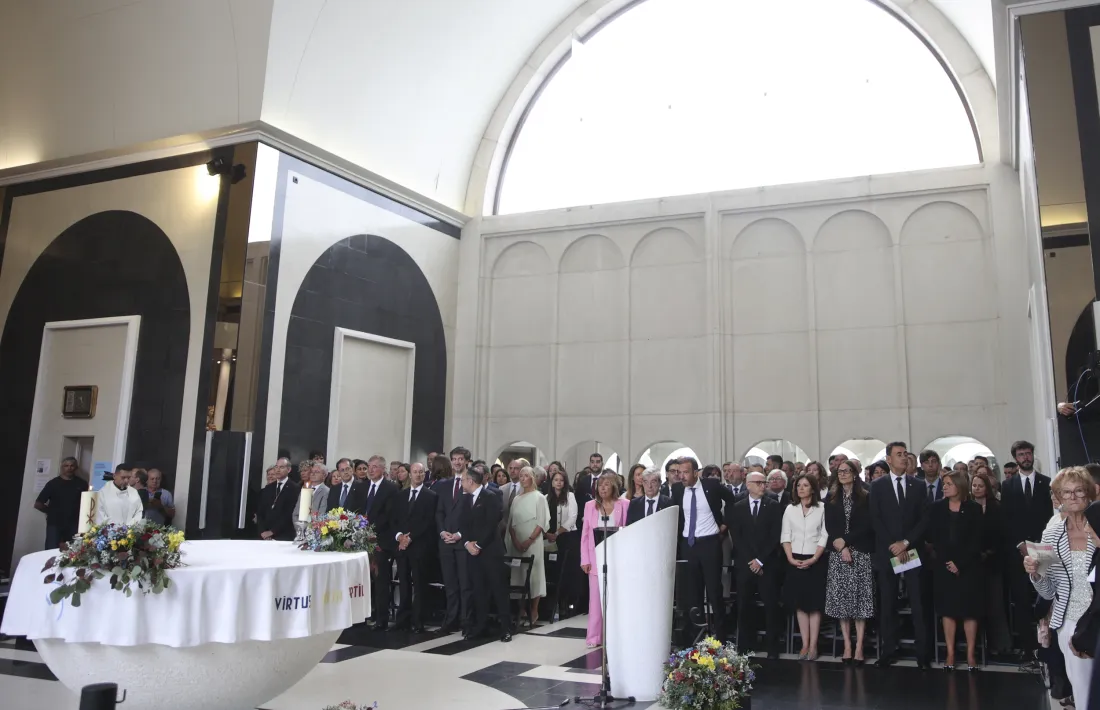 Diferents representants polítics, al Santuari de Meritxell esperant l’inici de l’ofici solemne.