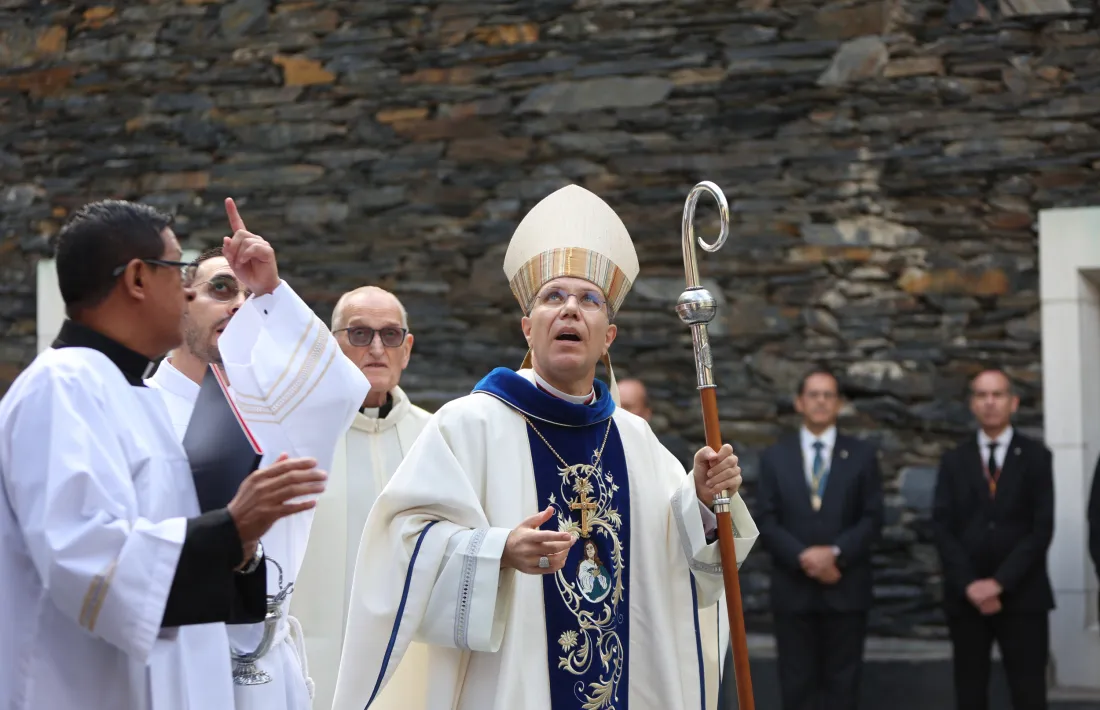 El bisbe d’Urgell, Josep-Lluís Serrano, observant les noves campanes de l’antiga església de Santa Maria de Meritxell.
